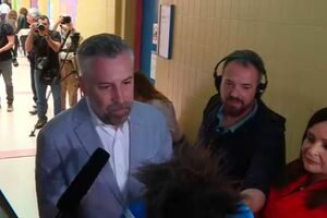 Pedro Nuno Santos apela à participação e destaca o voto como conquista da liberdade durante votação em Telheiras