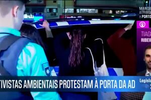 Ativistas ambientais protestam à porta da AD e são levadas pela PSP 