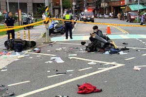 Condutor passa sinal vermelho e mata três pessoas incluindo duas crianças em Taiwan