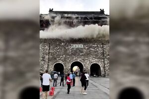 Sábado - O momento em que torre com 650 anos desaba parcialmente na China enquanto turistas visitavam o local