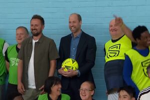 Príncipe William mostra dotes futebolísticos durante visita a centro comunitário