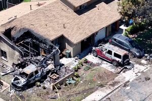 Imagens de drone mostram rasto de destruição após queda de avião em bairro de San Diego