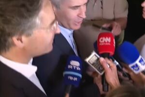 José Luís Carneiro diz que agora é altura de ouvir os seus "camaradas" do PS