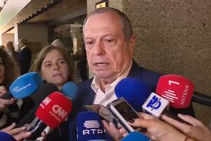 Carlos César propõe que a eleição do secretário-geral do PS se realize a 27 e 28 de junho