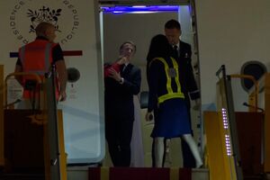 Mulher de Macron empurra-lhe a cara à chegada ao Vietname