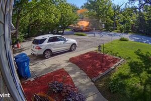 Carrinha explode enquanto circulava em bairro nos EUA 