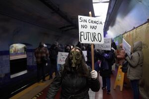 SABADO - Cientistas argentinos protestam contra cortes do governo de Milei 