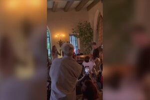 SABADO - Fã de Miley Cyrus pedido em casamento durante apresentação do novo disco da cantora