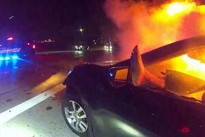 SABADO-Imagens impressionantes mostram polícia a retirar mulher de carro em chamas nos EUA