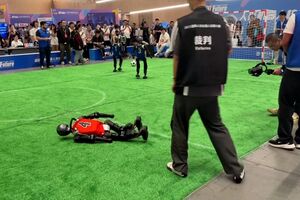 SABADO - Estes robots jogam à bola e apanham objetos... mas nem sempre tudo corre bem 