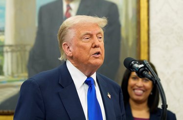 'Sabemos onde está o líder supremo do Irão, mas não vamos matá-lo, pelo menos por agora', escreveu Donald Trump