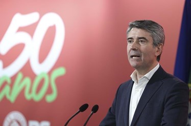 José Luís Carneiro apresenta candidatura à liderança do PS e pede 'união'