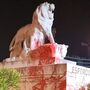 Pintada de vermelho: estátua do leão junto ao Estádio de Alvalade vandalizada