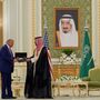 EUA e Arábia Saudita assinam acordo e Trump anuncia encontro com líder sírio 