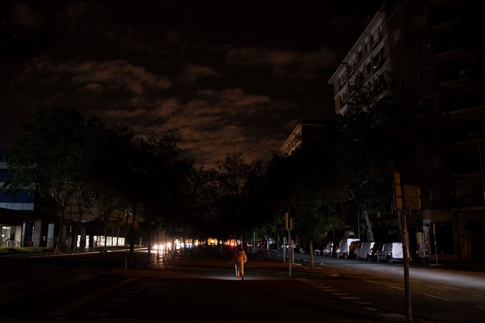 Ruas escuras durante a queda de energia em Barcelona, ​​Catalunha (Espanha).  