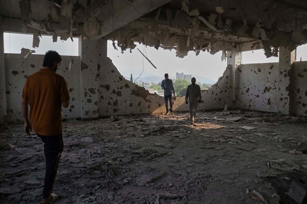 Uma mesquita é atacada por um suposto ataque a mísseis indianos na cidade de Kotli, controlada pelo Paquistão. 