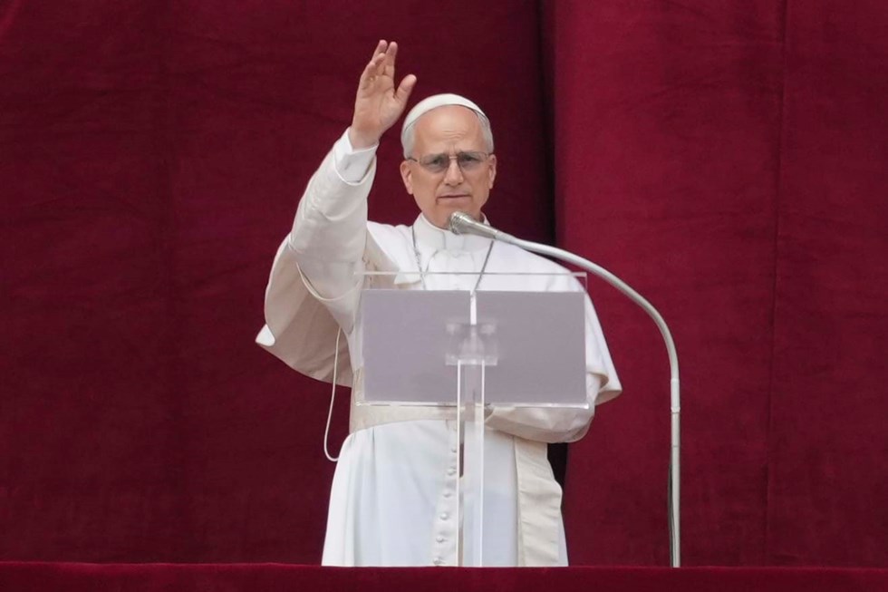 O Papa Leo Xiv abençoa o primeiro domingo após a eleição na Praça de São Pedro, no Vaticano.