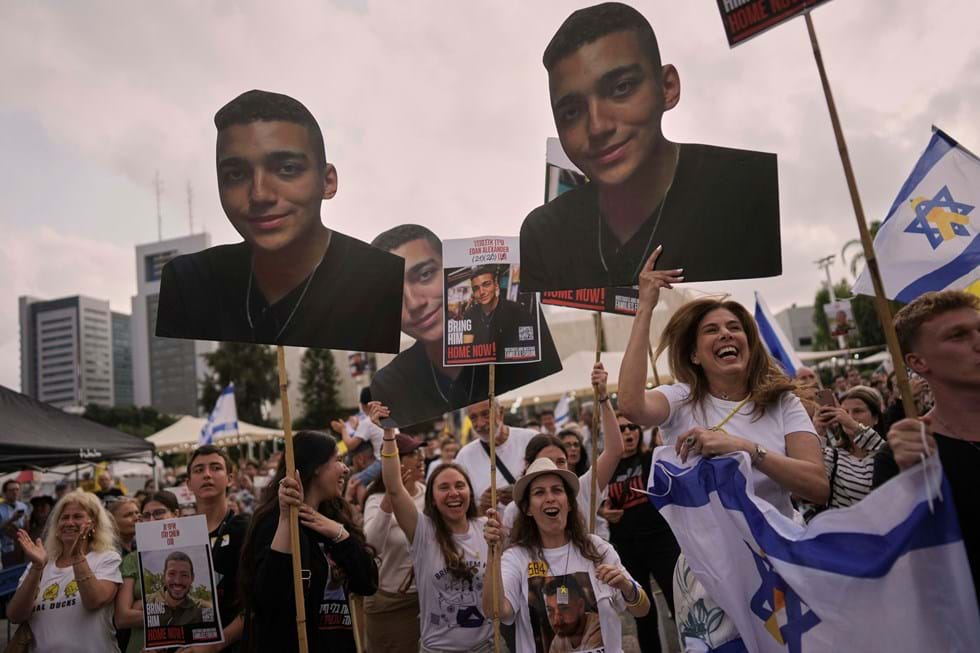 As pessoas se reuniram para assistir ao vivo a partir da libertação de Edan Alexander, um refém israelense-americano em Tel Aviv. 
