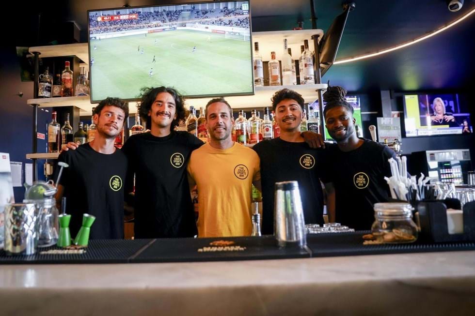 O espaço para o bar de esportes de sofá na doca estará aberto até as 13h no domingo
