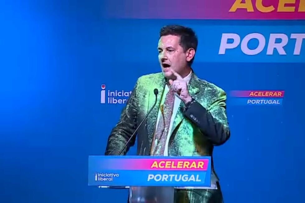 Rui Rocha atingido com tinta verde durante comício em Lisboa