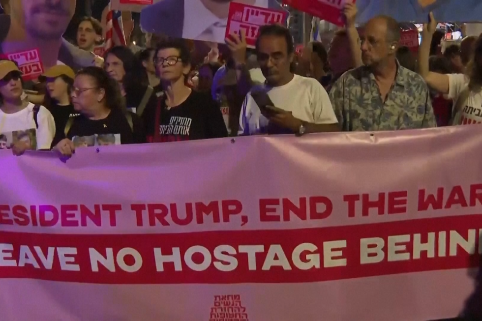 Famílias de reféns israelitas em Gaza manifestam-se em frente à embaixada dos EUA em Telavive