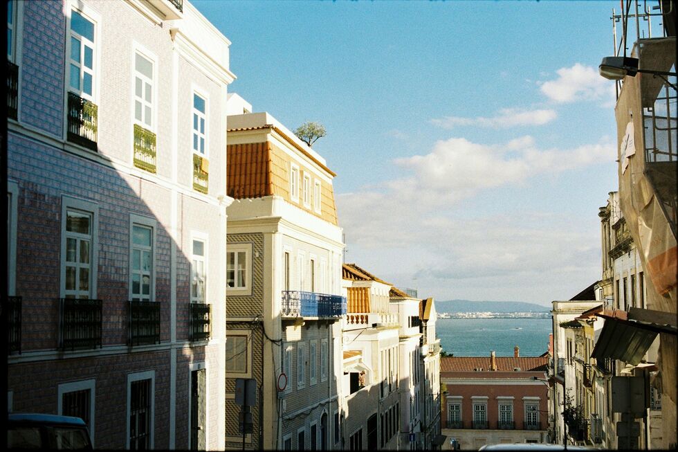 Governo aliena nove imóveis públicos e coloca terrenos em parceria. Lisboa, Amadora, Porto, Almada, Oeiras, Albufeira e Faro