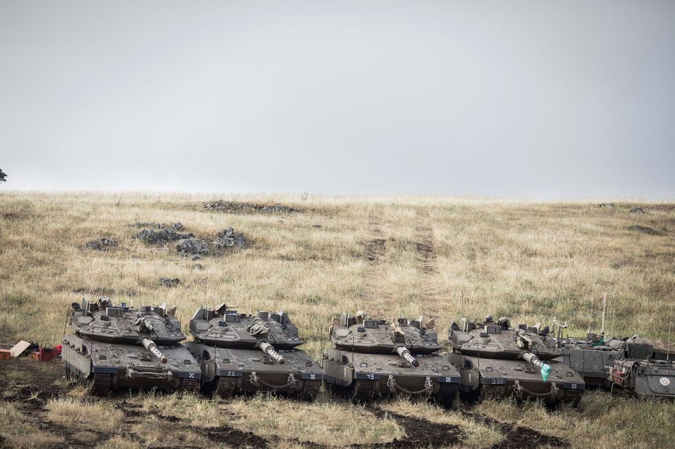 Tanques israelitas em Gaza após anúncio de cessar-fogo