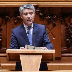 Carneiro considera incompreensível que PGR não tenha aberto inquérito ao caso Spinumviva 