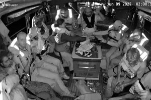 “Tenham calma”: as imagens do navio onde seguia Greta Thunberg a ser escoltado até Israel por militares