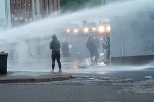 Polícia dispara canhões de água para dispersar manifestantes na Irlanda do Norte