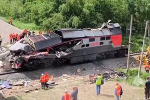 Imagens mostram destroços após colapso de ponte sobre comboio na Rússia