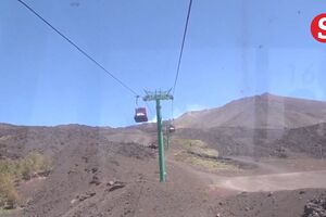 SABADO-Turistas regressam a um Monte Etna mais calmo após ter entrado em erupção na segunda-feira 