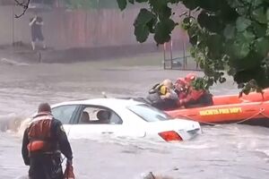 Bombeiros resgatam mulher presa em carro durante cheias nos EUA 
