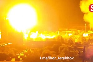 Imagens de videovigilância mostram ataque russo a zona residencial de Kharkiv 