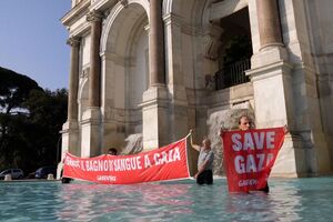 Ativistas da Greenpeace mergulham em fonte histórica em protesto contra os acordos militares de Itália com Israel