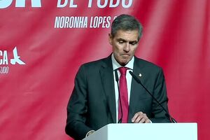 Noronha Lopes discursa perante o símbolo do Benfica