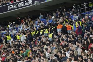Adepto não resiste a queda na Allianz Arena durante o Portugal-Espanha