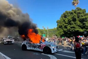 Carros em chamas e manifestantes feridos: protestos contra rusgas de imigração em Los Angeles marcados pela violência  