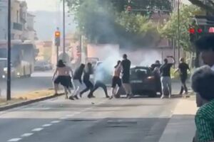 As imagens do momento da emboscada de elementos de claque do Sporting a carro de Super Dragões
