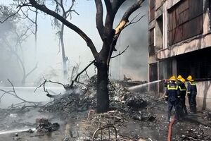 Bombeiros combatem incêndio após queda de avião com mais de 200 pessoas a bordo  