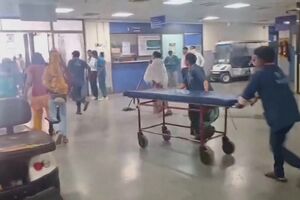 Caos em hospital de Ahmedabad após queda de avião com mais de 200 passageiros 