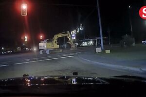 Polícia persegue retroescavadora... a 5 Km/hora