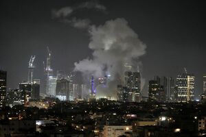 Fumo sobre arranha-céus em Tel Aviv durante ataque do Irão
