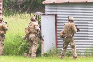 Polícia faz buscas no bairro onde vivia suspeito de matar congressista democrata e o marido