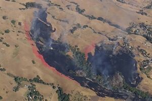 Imagens aéreas mostram área ardida em incêndio de grandes dimensões que lavra na Califórnia
