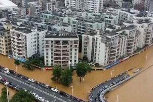 Imagens impressionantes mostram estradas totalmente inundadas após chuvas torrenciais no sul da China