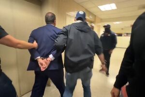 O momento em que candidato democrata à Câmara de Nova Iorque é detido por ajudar imigrante