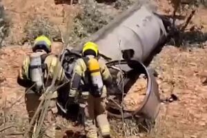Bombeiros israelitas divulgam imagens do que dizem ser destroços de um míssil iraniano