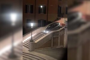 Idoso tenta descer de carro escadaria famosa em Roma 