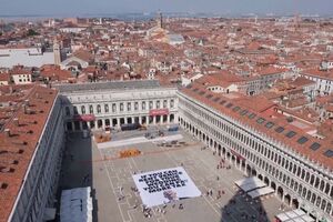 “Se podes alugar Veneza para o teu casamento, podes pagar mais impostos”: ativistas protestam contra Jeff Bezos
